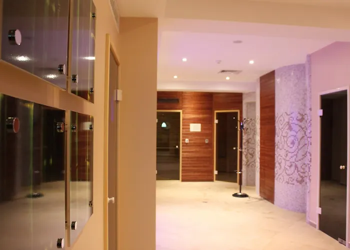 Park And Vella Hills Resort 4*